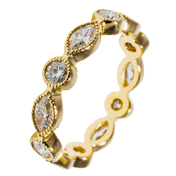 кольцо с бриллиантами округлой огранки и маркизами