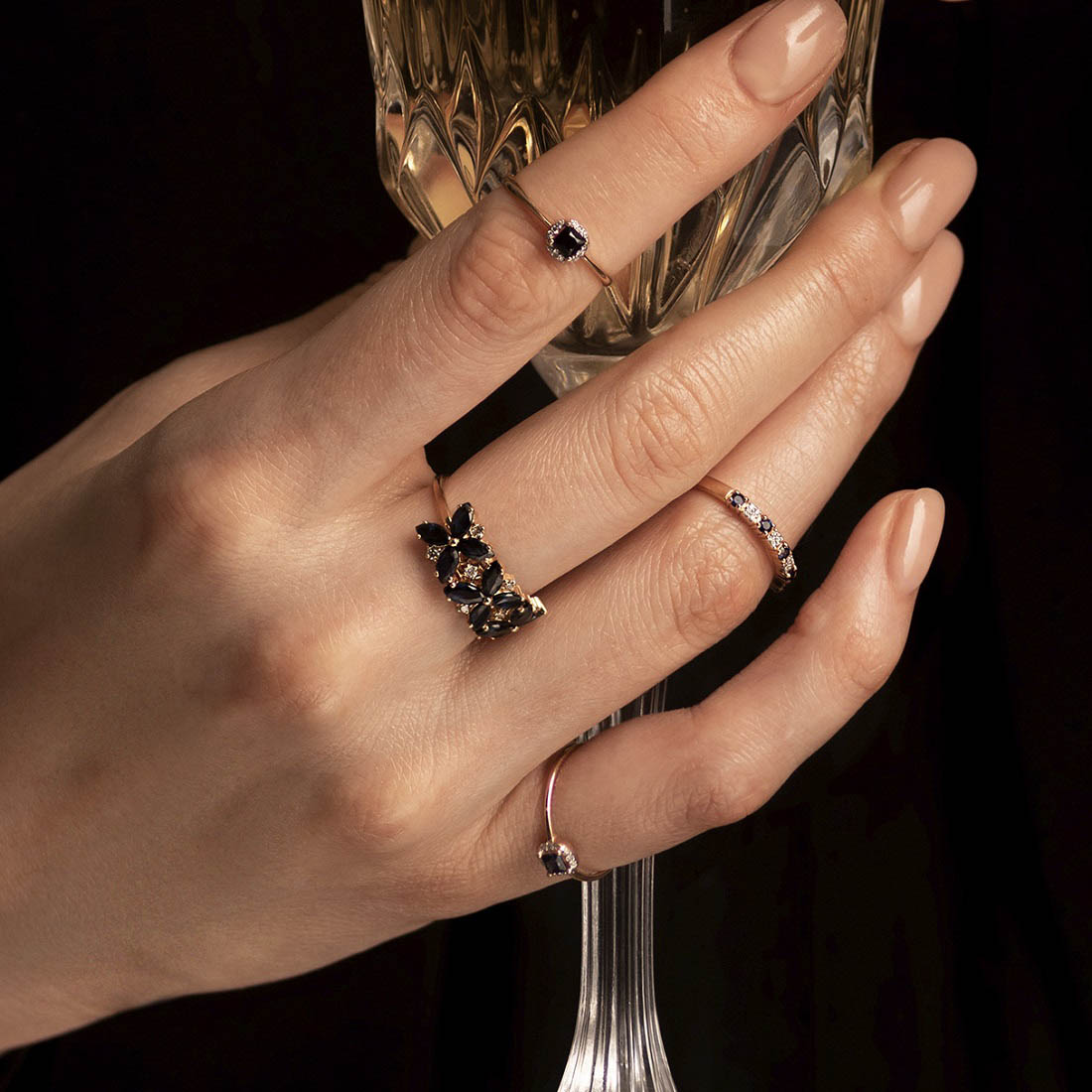 Кольцо золотое с бриллиантами и сапфирами 911141С и Помолвочное кольцо с сапфиром в окружении бриллиантов 911087С divagold