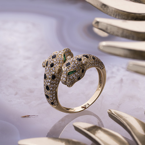 Кольцо в виде леопардов из золота с бриллиантами и изумрудами фото