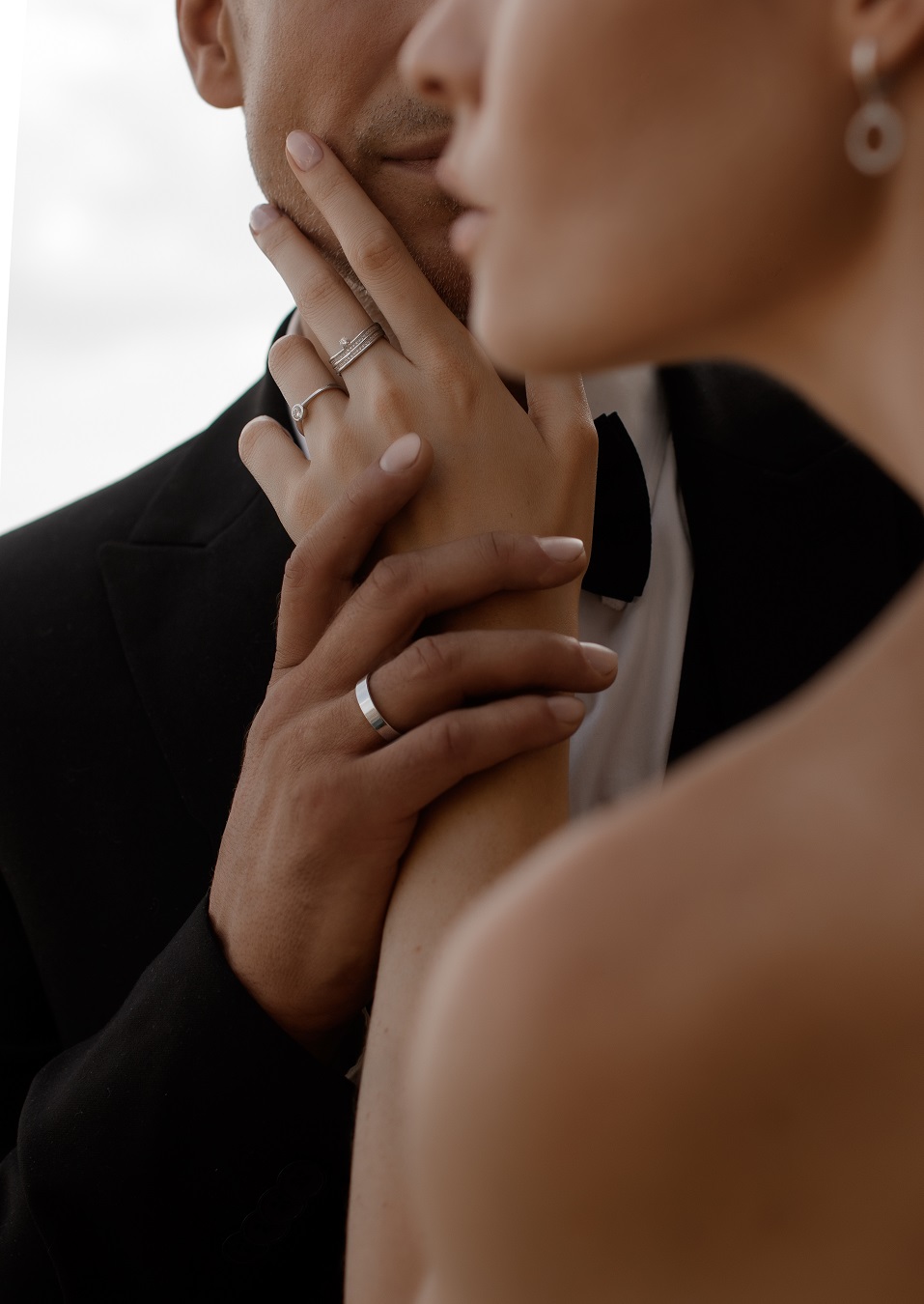 На какой руке носится обручальное кольцо, если женщина замужем